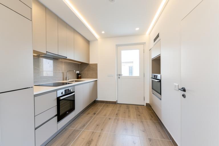 Ejemplo de reforma media: cocina nueva con gres porcelánico y luz LED empotrada
