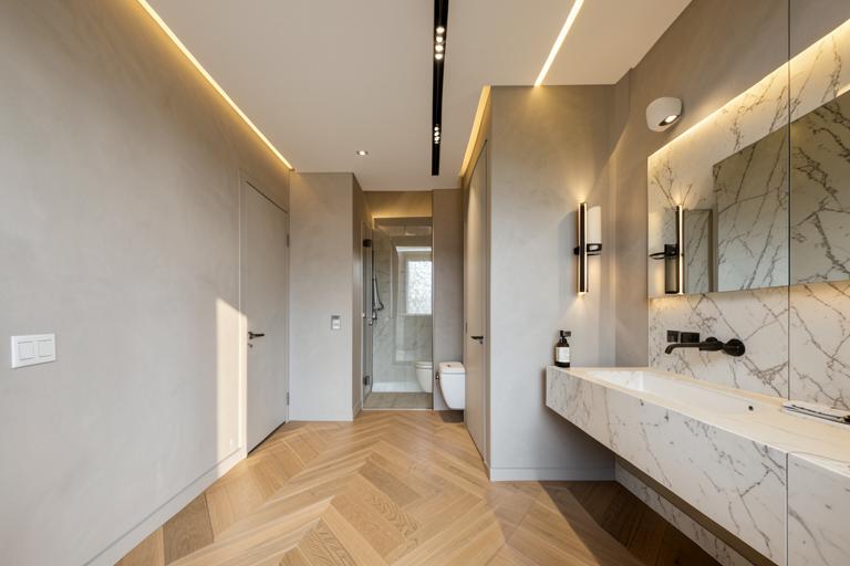 Ejemplo de reforma premium: microcemento, parquet de roble y baño de mármol